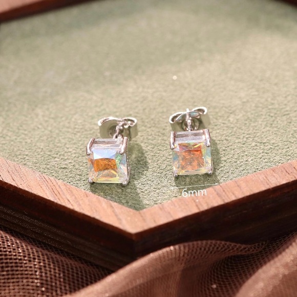 Silver Cubic Zirconia Stud Earrings 6mm NIP - Picture 2 of 8